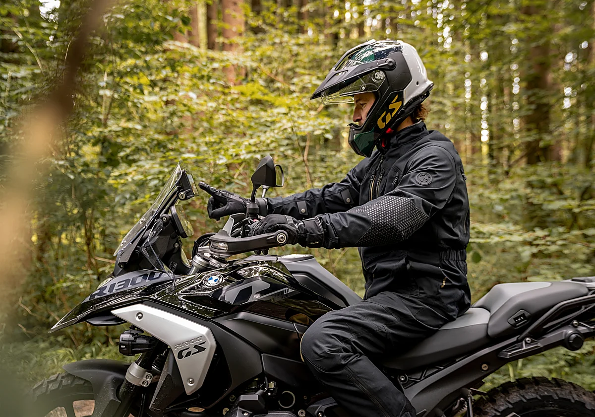 10 productos de equipamiento motorista Adventure para protegerte más allá del asfalto