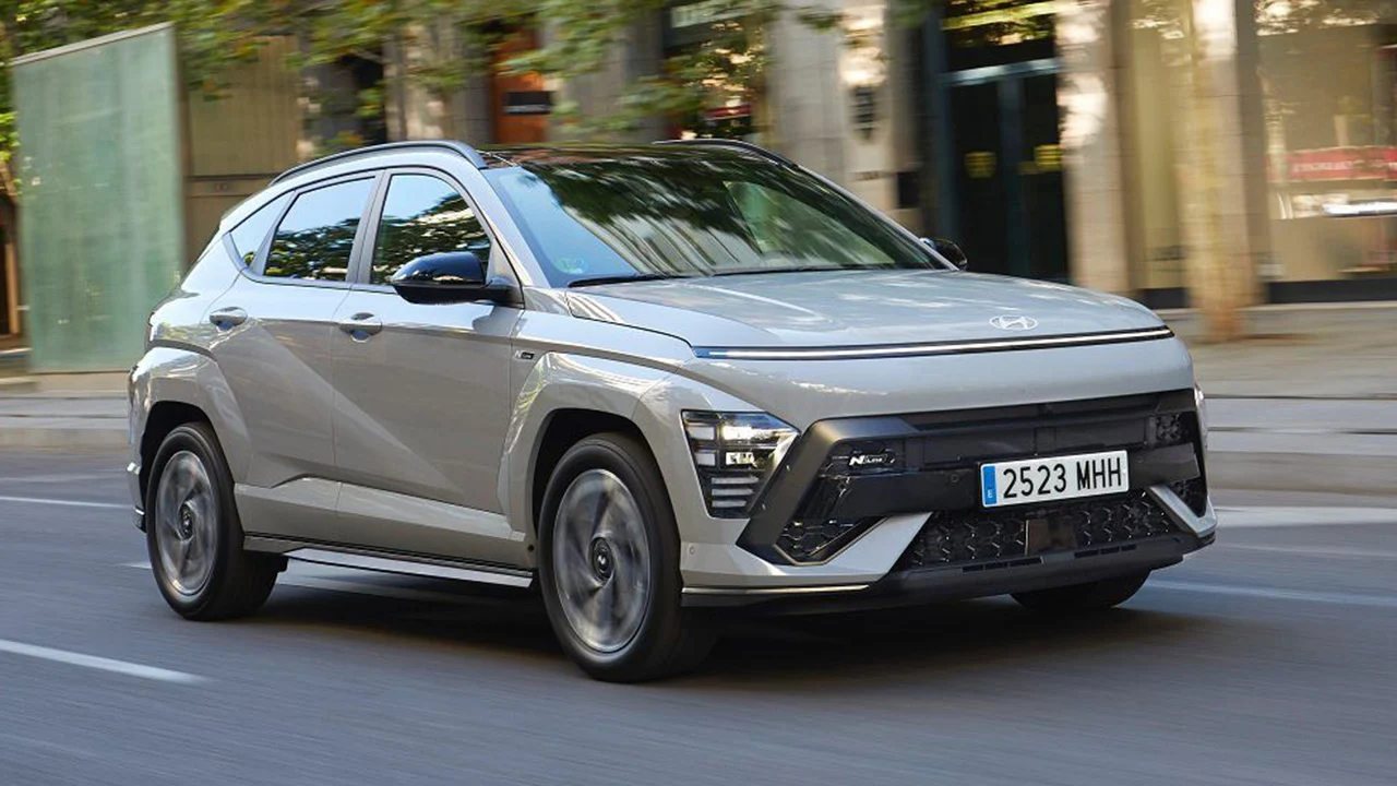 El Hyundai KONA entra en terreno del Dacia Duster con 5.500 € de rebaja, mejor maletero y un motor turbo de 150 CV