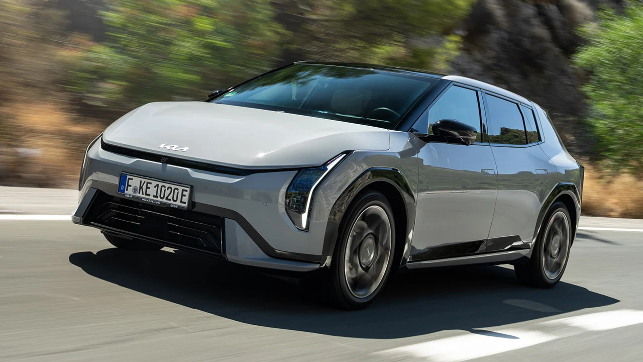 8.300 € de rebaja y 440 km de autonomía, el KIA EV4 responde al Volkswagen ID.3 Neo entrando en modo chollo