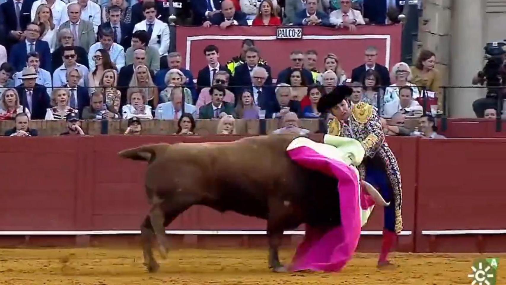 Aparatosa cogida de Morante de la Puebla en La Maestranza de Sevilla en la tercera tarde de su vuelta a los ruedos