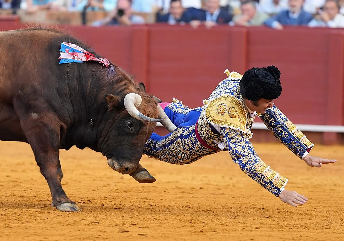 Morante sufre una cogida en plena Feria de Abril