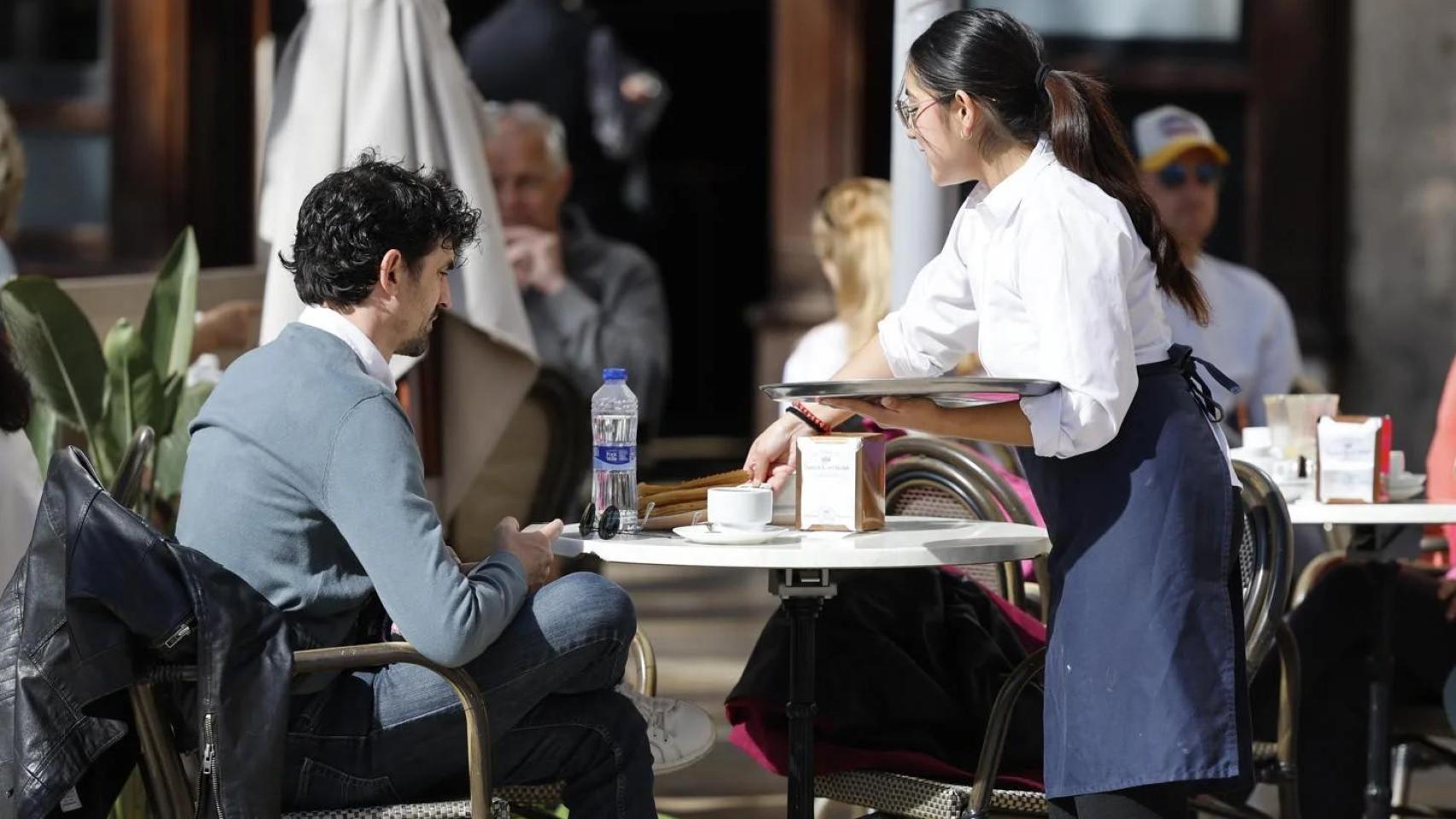 Un trabajador asalariado paga casi el doble de impuestos que un pensionista en España