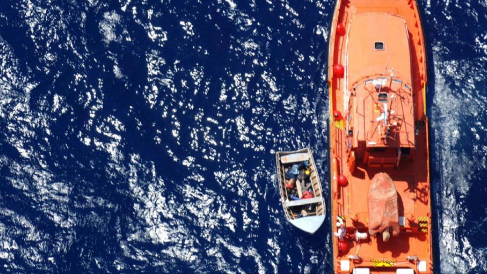 Tres argelinos muertos y dos supervivientes en una patera rescatada en Cartagena: "Iban 20, han tirado cuerpos al mar"