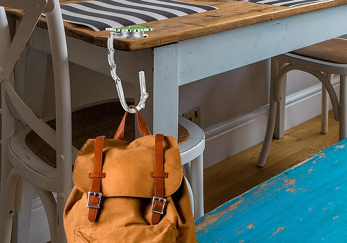 Lleva siempre contigo uno de estos prácticos ganchos de mesa para bolsos