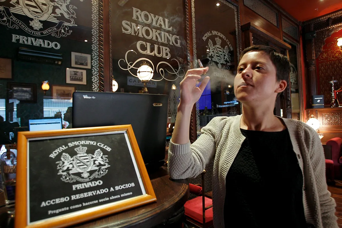 ¿Seguirá la adicción a las redes sociales el mismo camino que la adicción al tabaco?