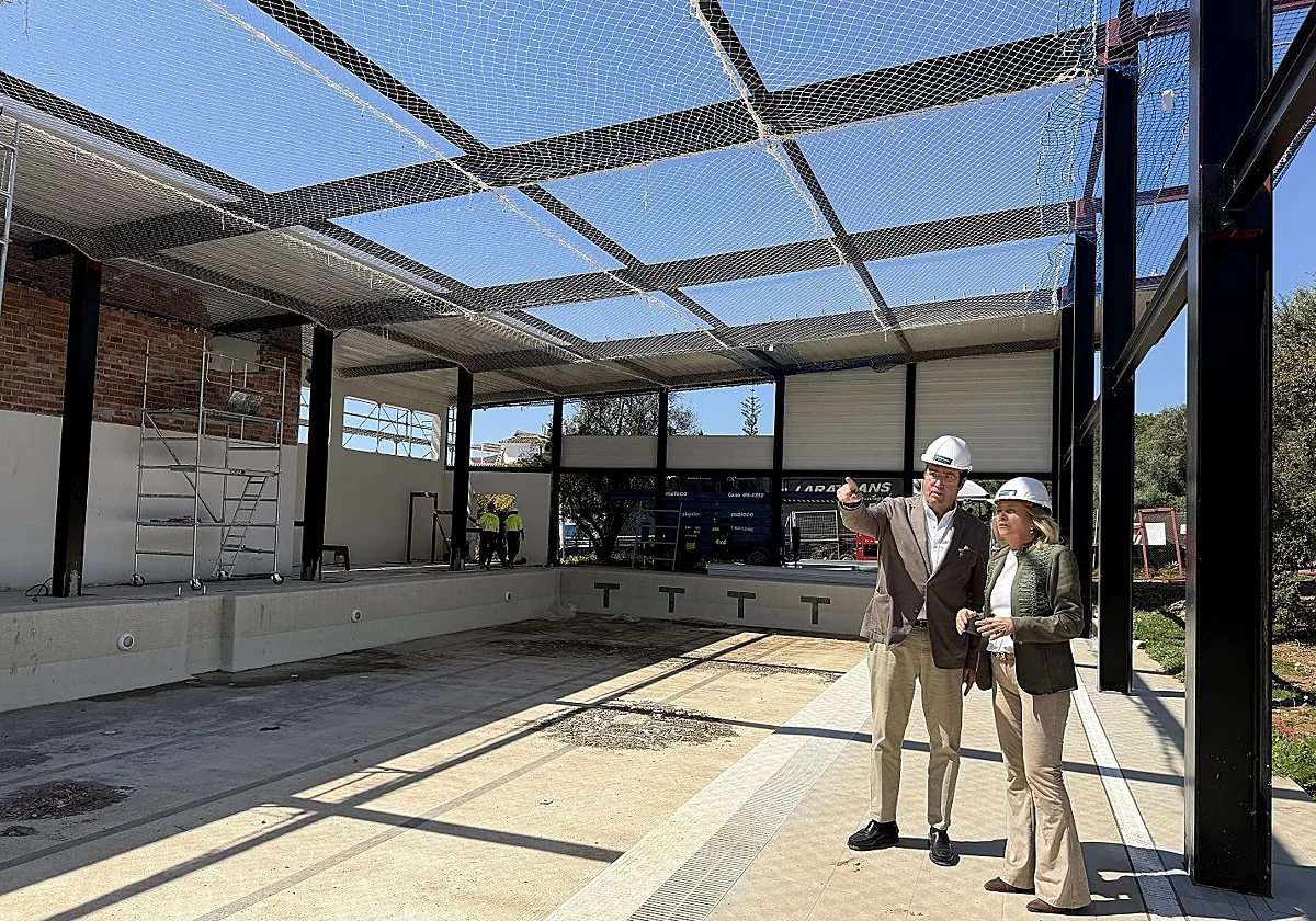 The roof is now going on Las Chapas swimming pool in Marbella