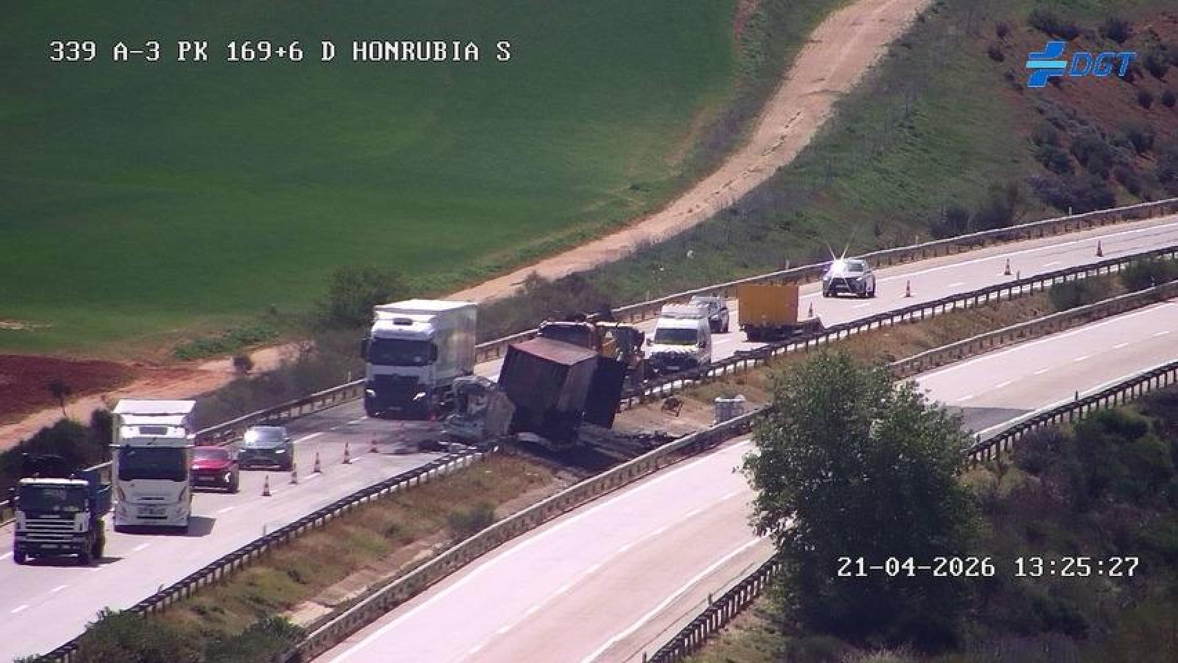 Reabierto un carril de la autovía A-3 en Honrubia (Cuenca) 30 horas después de que dos camiones salieran ardiendo