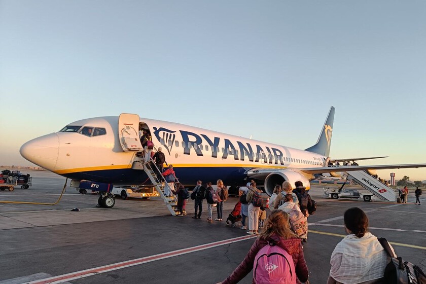 La guerra de Ryanair contra Aena le está saliendo rentable a sus rivales: Vueling y Wizz Air recortan terreno en El Prat