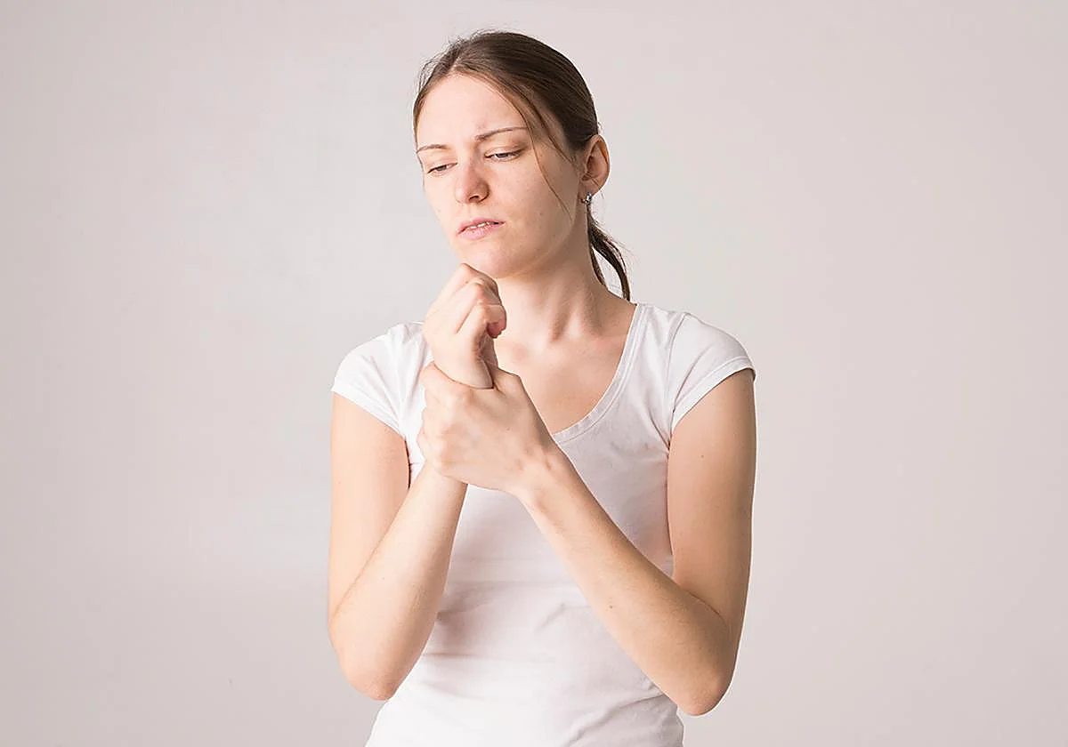 Hacer la letra muy pequeña, perder olfato... estos son los síntomas que anticipan el párkinson