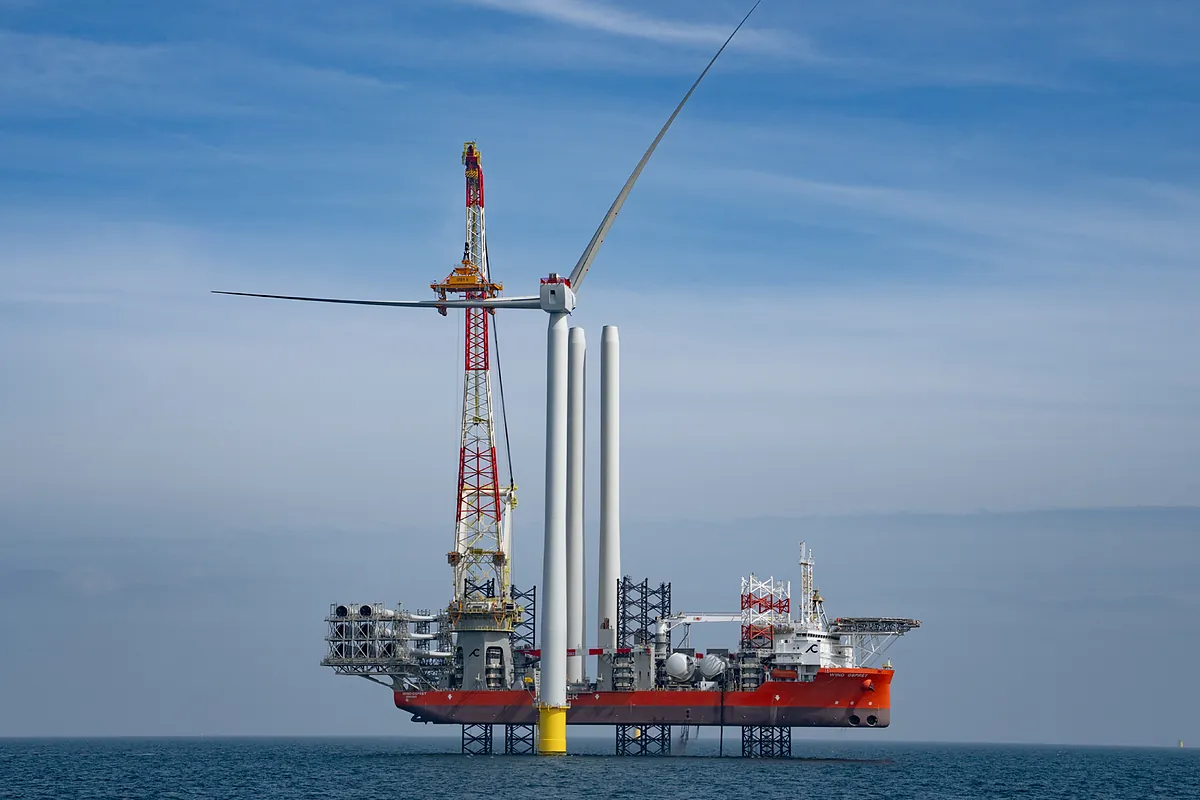 Iberdrola instala las palas más grandes de Reino Unido en su eólica marina del Mar de Norte