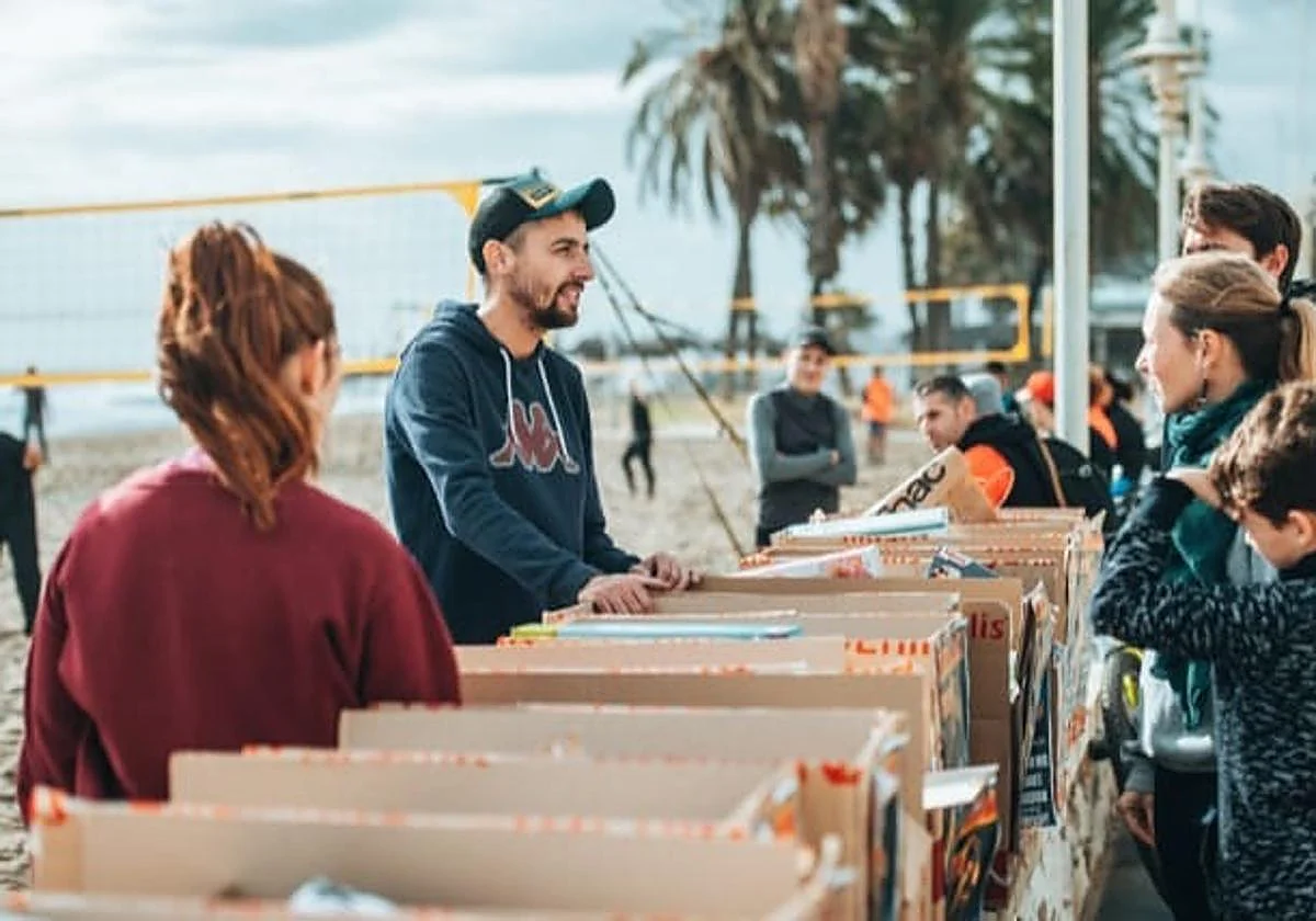 Un torneo solidario de voley-playa en Huelin recogerá el domingo juguetes para niños