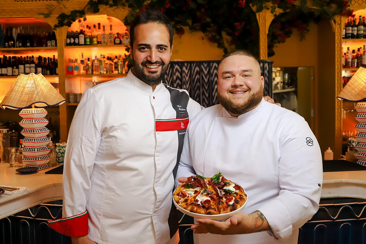 Un comedor con pizza napolitana