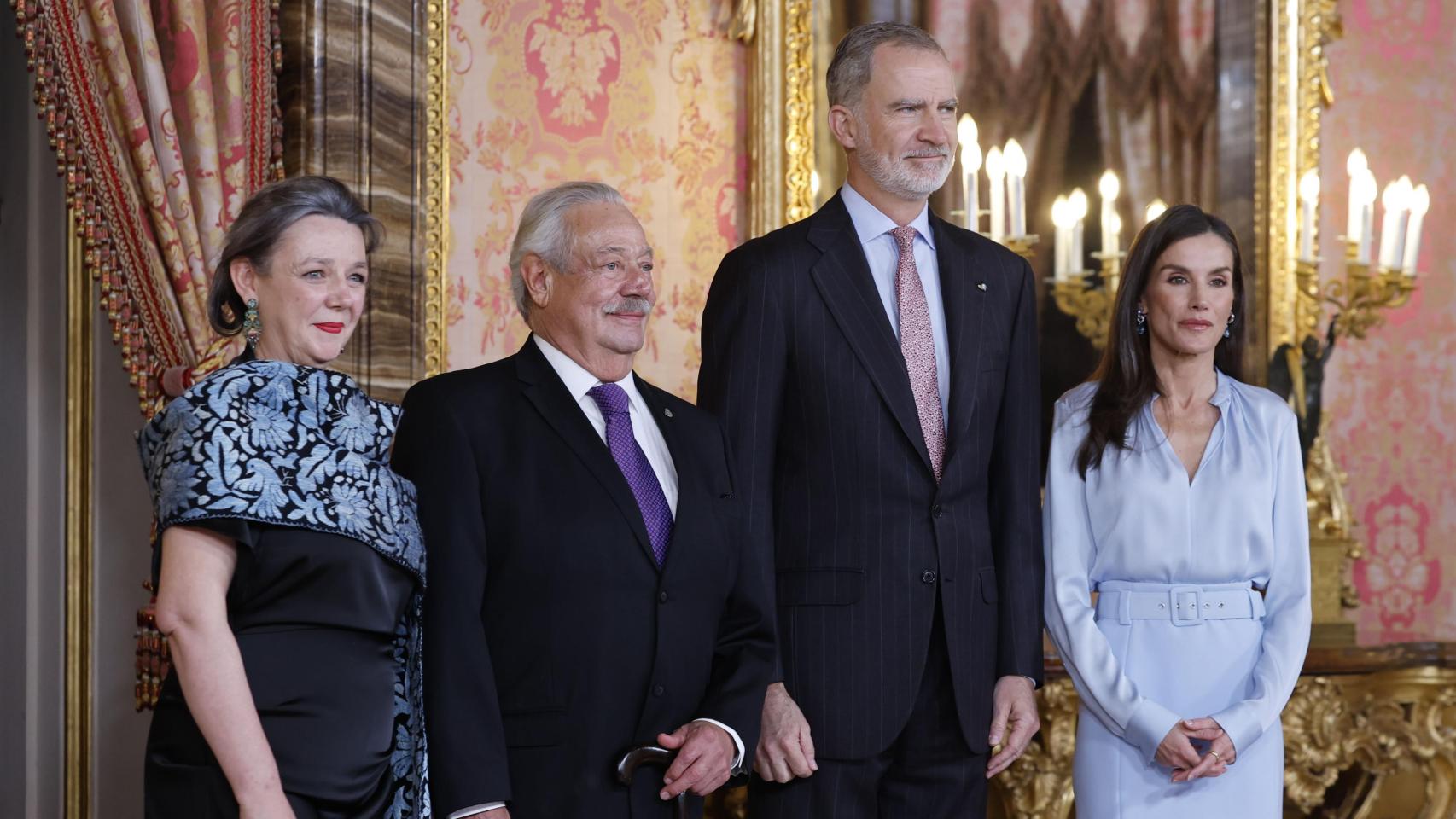 La anécdota de la reina Letizia con su blusa en la cita literaria en el Palacio Real: un botón 'rebelde' y mucha naturalidad