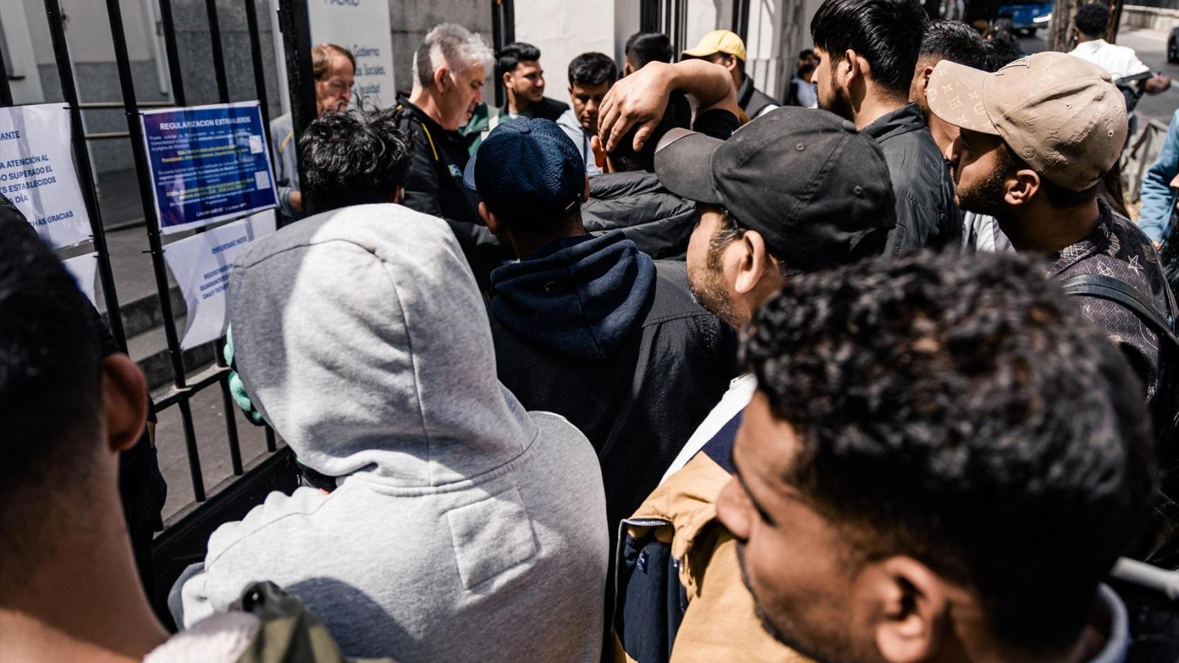 Torre Pacheco, la ciudad de las 'cacerías' a migrantes, saturada ante la regularización: 'Hay caos. No llegamos al 30 de junio'