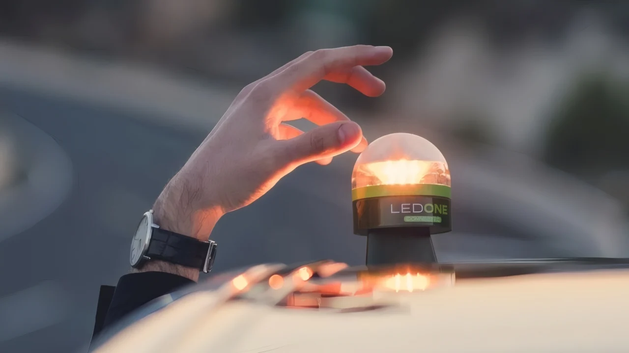 Pere Navarro dejó claro cómo usar la baliza V16 pero los españoles no le hacen caso y ahora la DGT tiene un problema