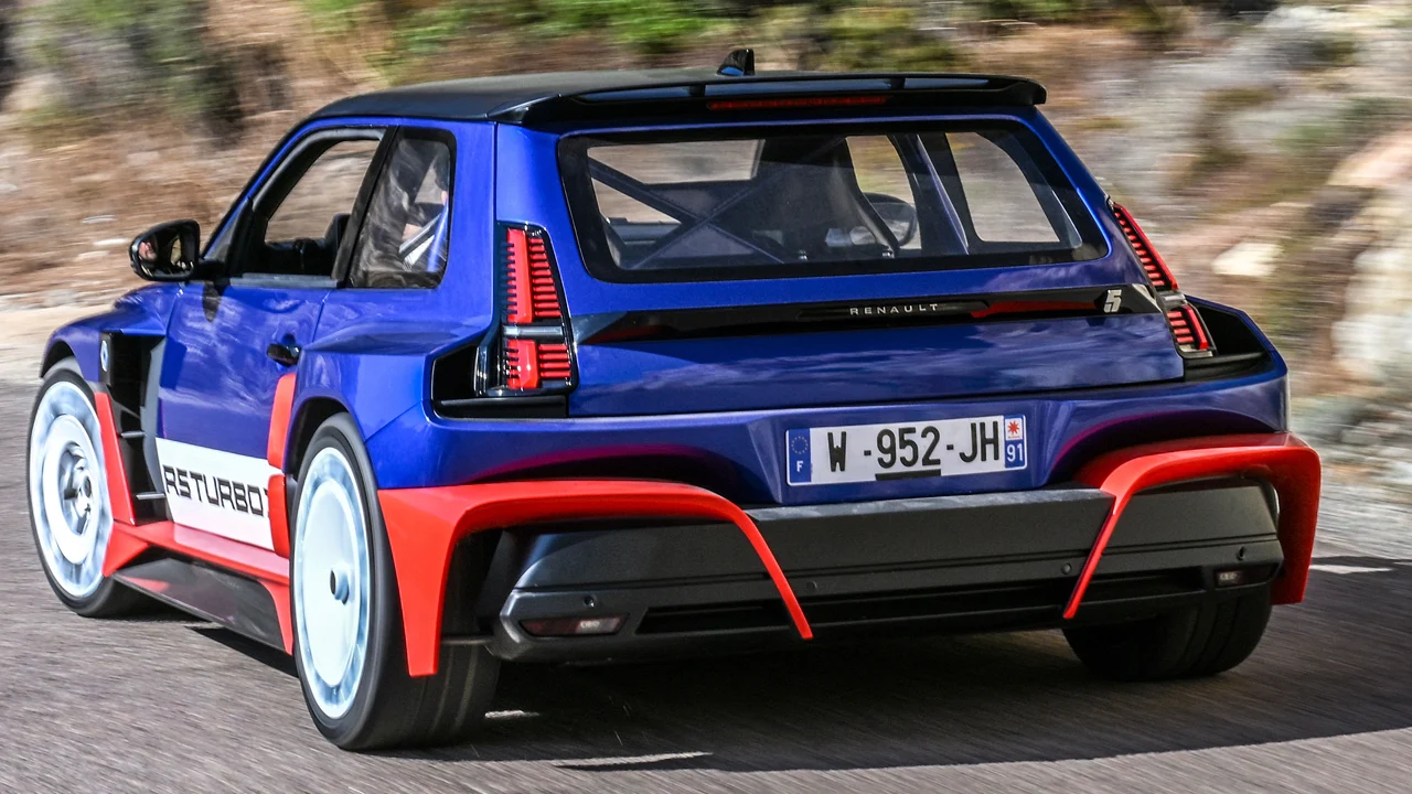 El Renault 5 Turbo 3E aparece sin camuflaje y al lado de un Ferrari cerca de Nürburgring