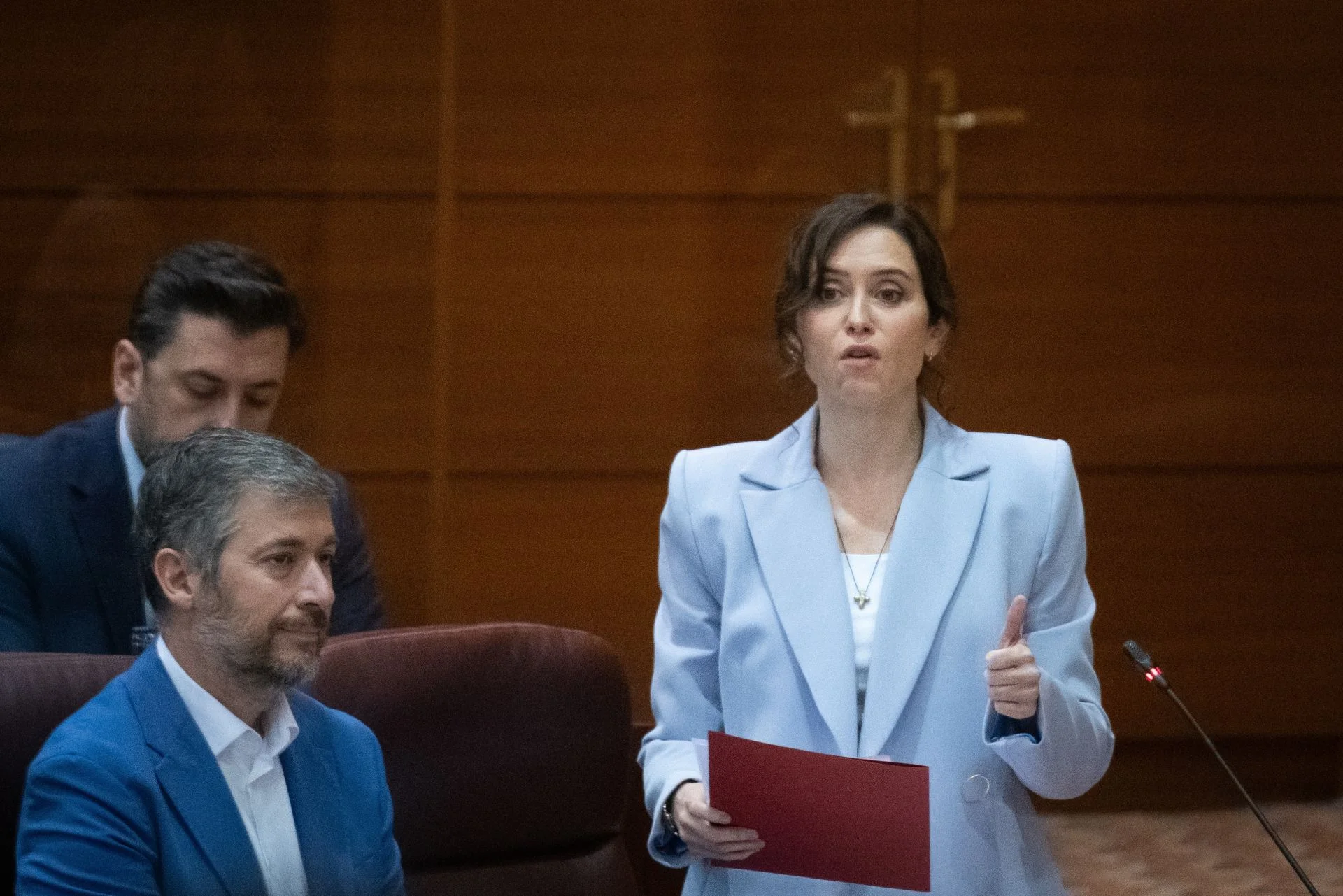 Ayuso se enfrenta a Vox por la prioridad nacional: «Nadie deja atrás a ningún español»