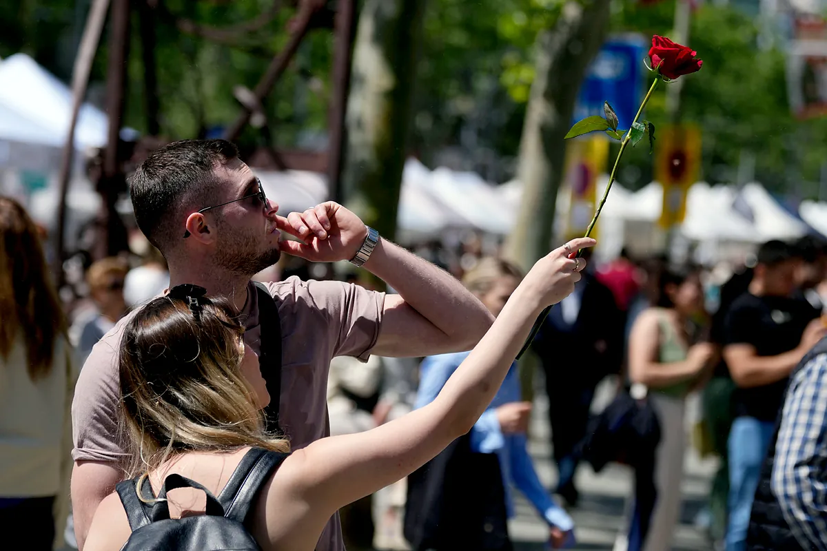Sant Jordi: entre el júbilo en la calle y el regreso a las viejas costumbres en la Generalitat