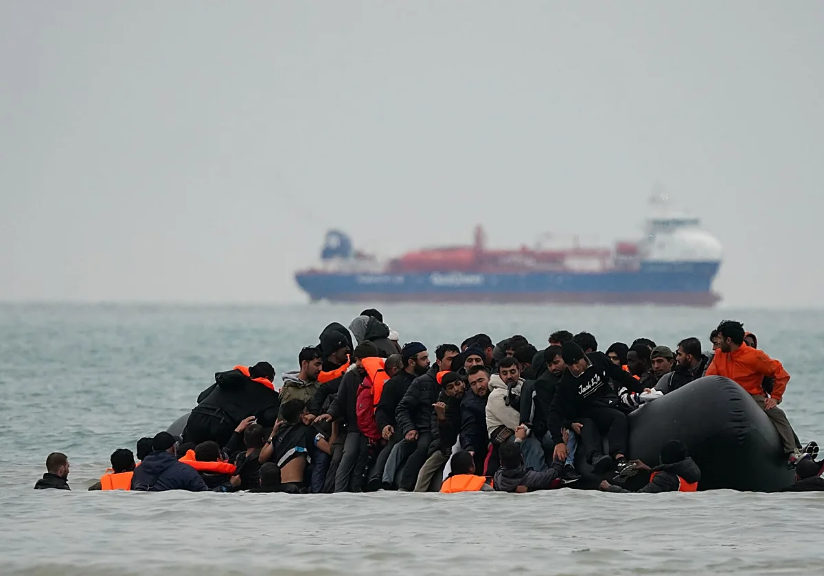 El Reino Unido pagará a Francia 770 millones para frenar la inmigración en el Canal de la Mancha