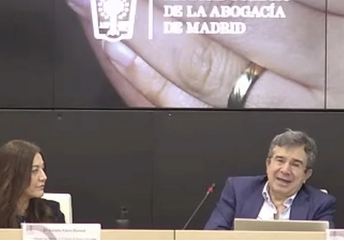 El Gobierno pide expedientar al juez del caso del exDAO por sus comentarios machistas en una conferencia