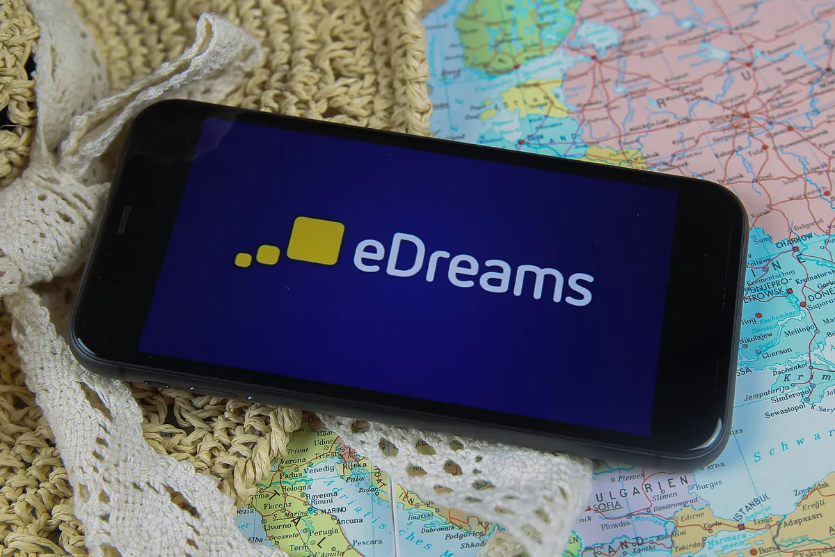 Los bajistas asaltan eDreams con la acción en la encrucijada