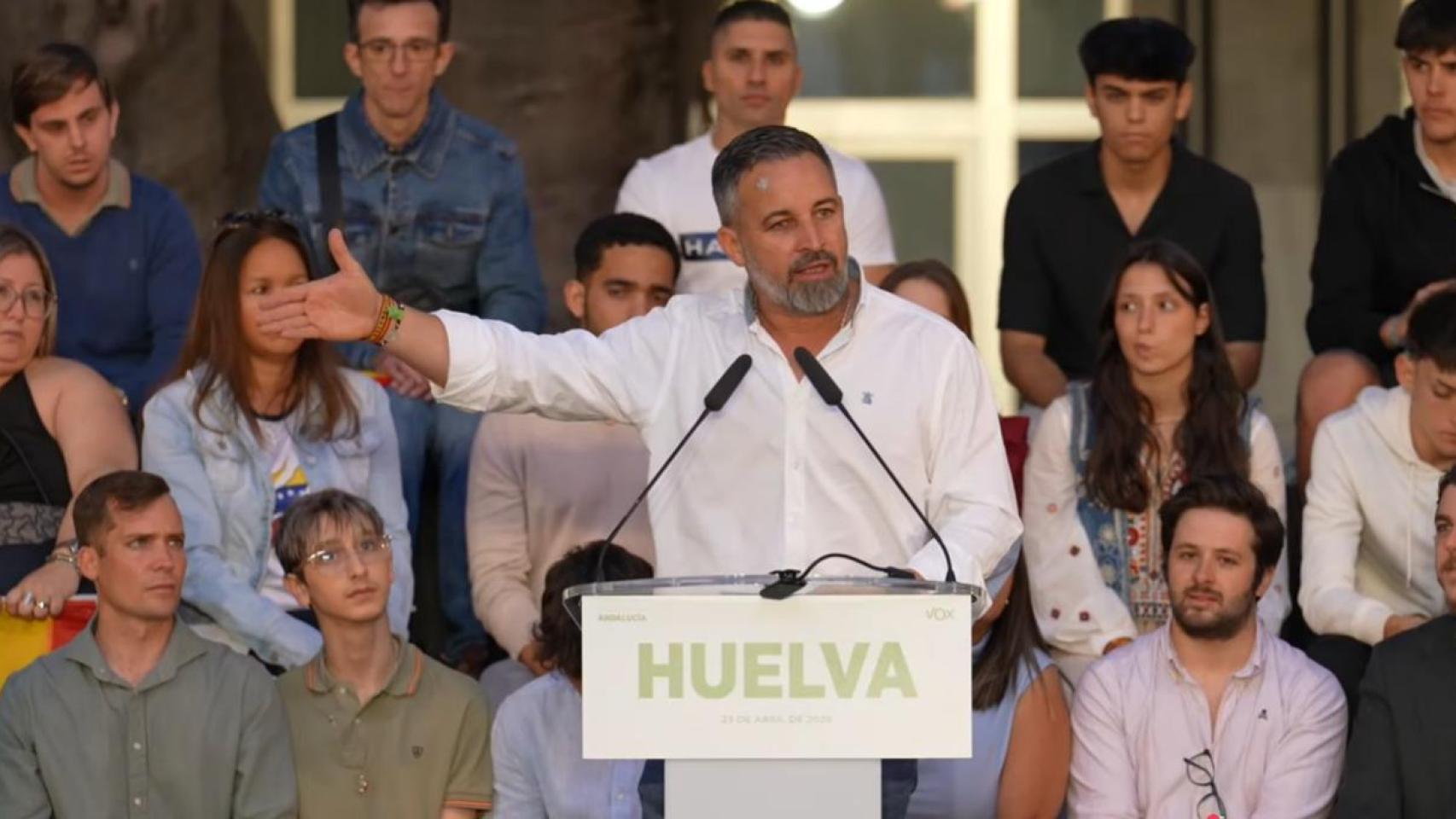 Vox sigue haciéndole el juego al PSOE llevando el eslogan de la "prioridad nacional" a CCAA y municipios para debilitar al PP