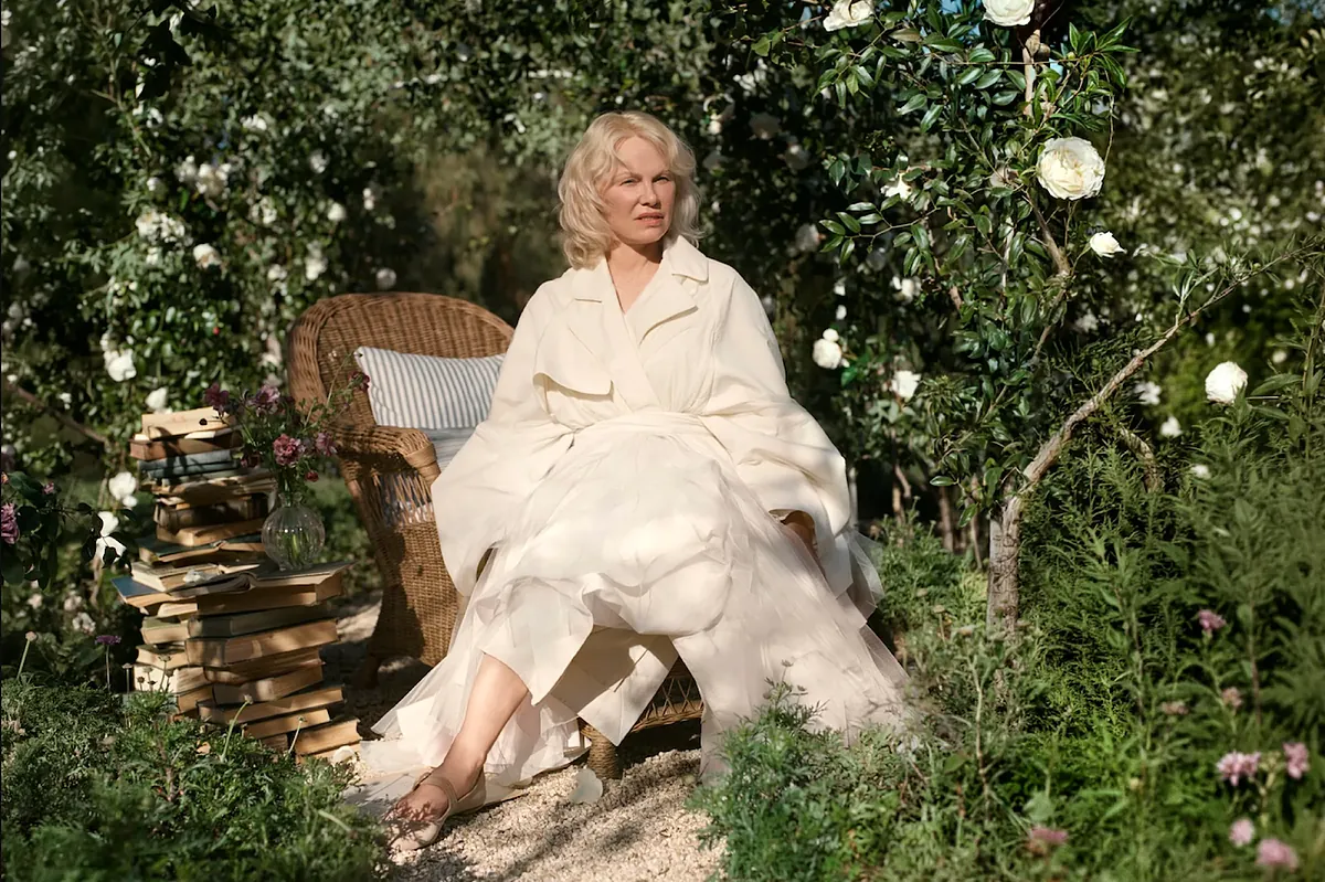 Pamela Anderson diseña los muebles de jardín más románticos