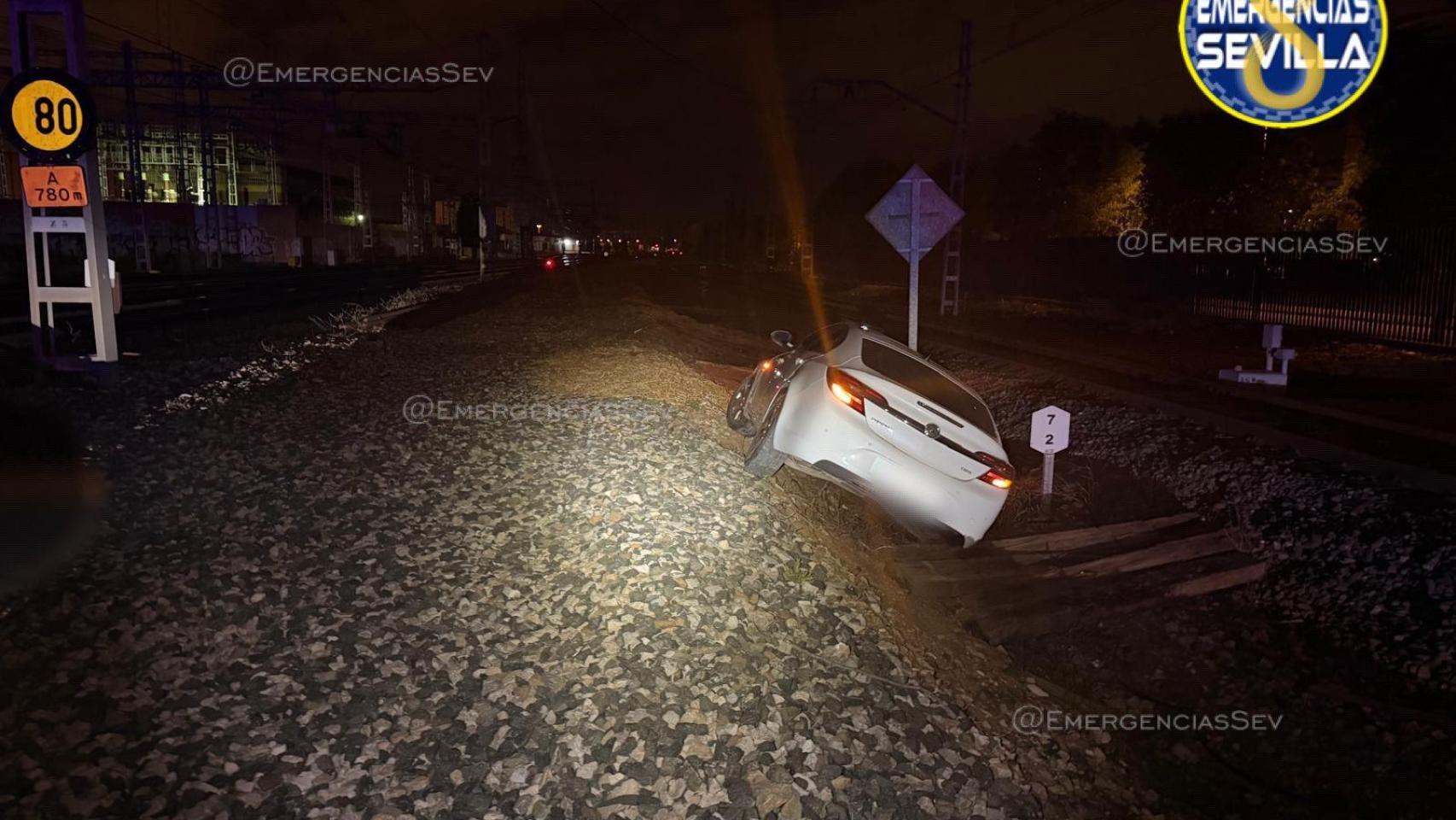 Un hombre que quintuplicaba la tasa de alcohol cae con su coche a las vías del tren de Sevilla y provoca retrasos en la circulación ferroviaria