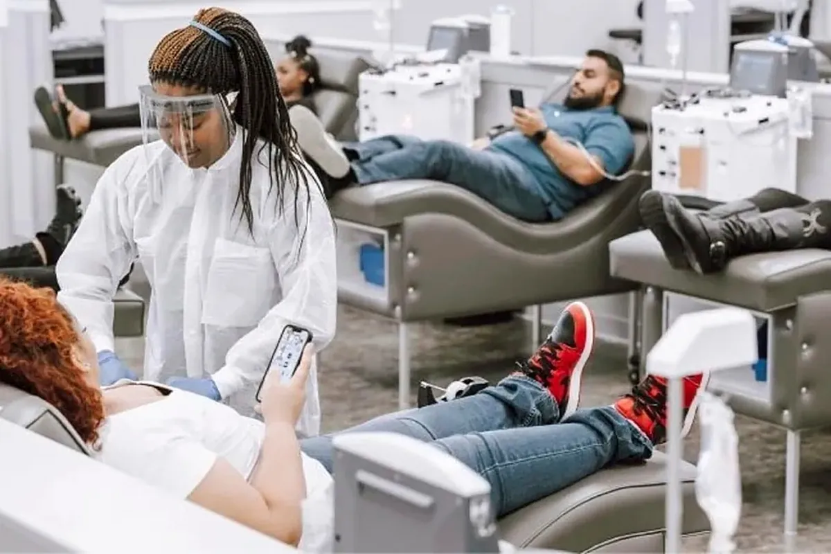 Grifols cierra 29 centros de donación de plasma en EEUU