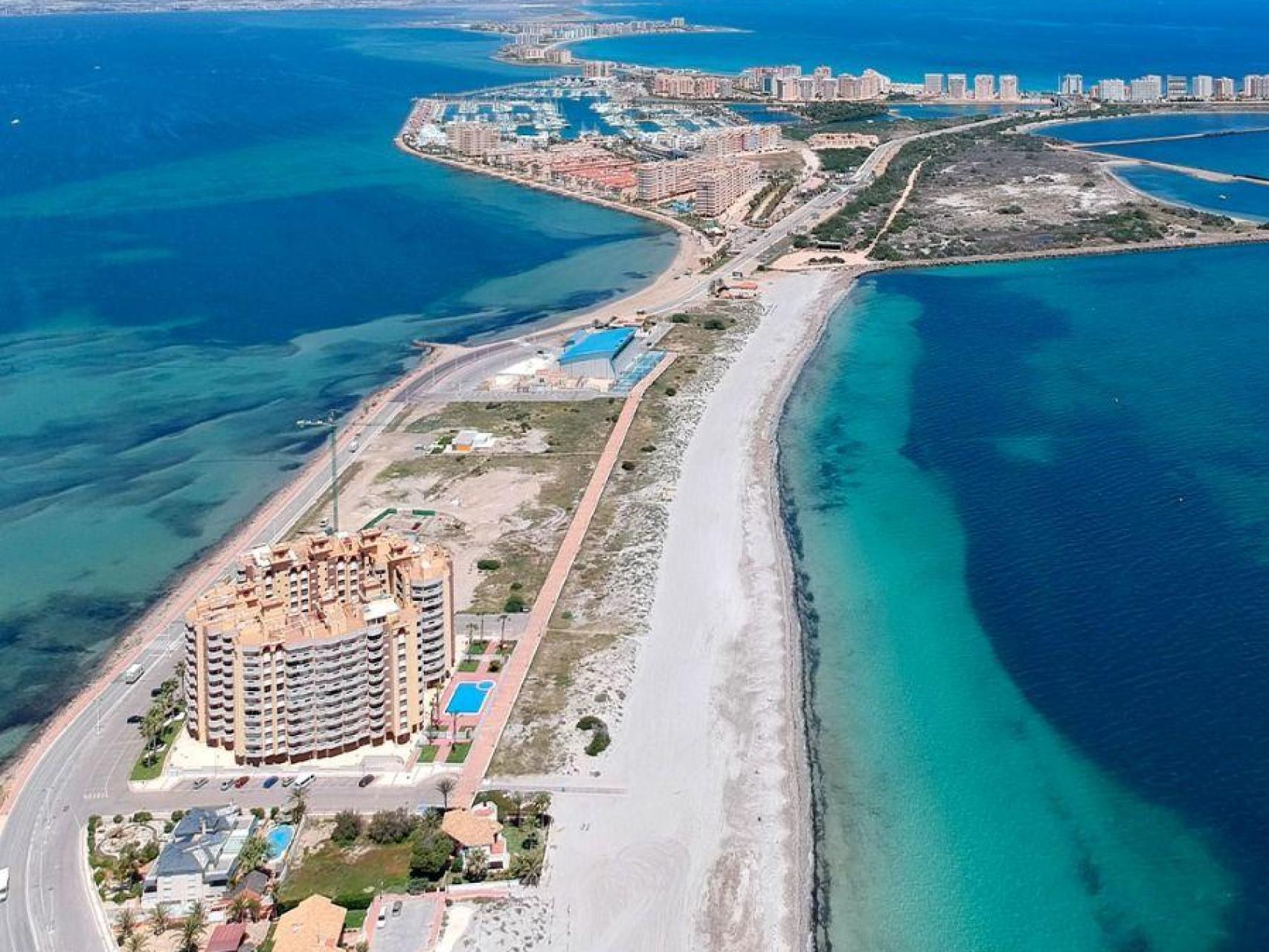 El alcalde José Miguel Luengo prohíbe construir pisos para particulares en La Manga: solo autoriza alojamientos turísticos