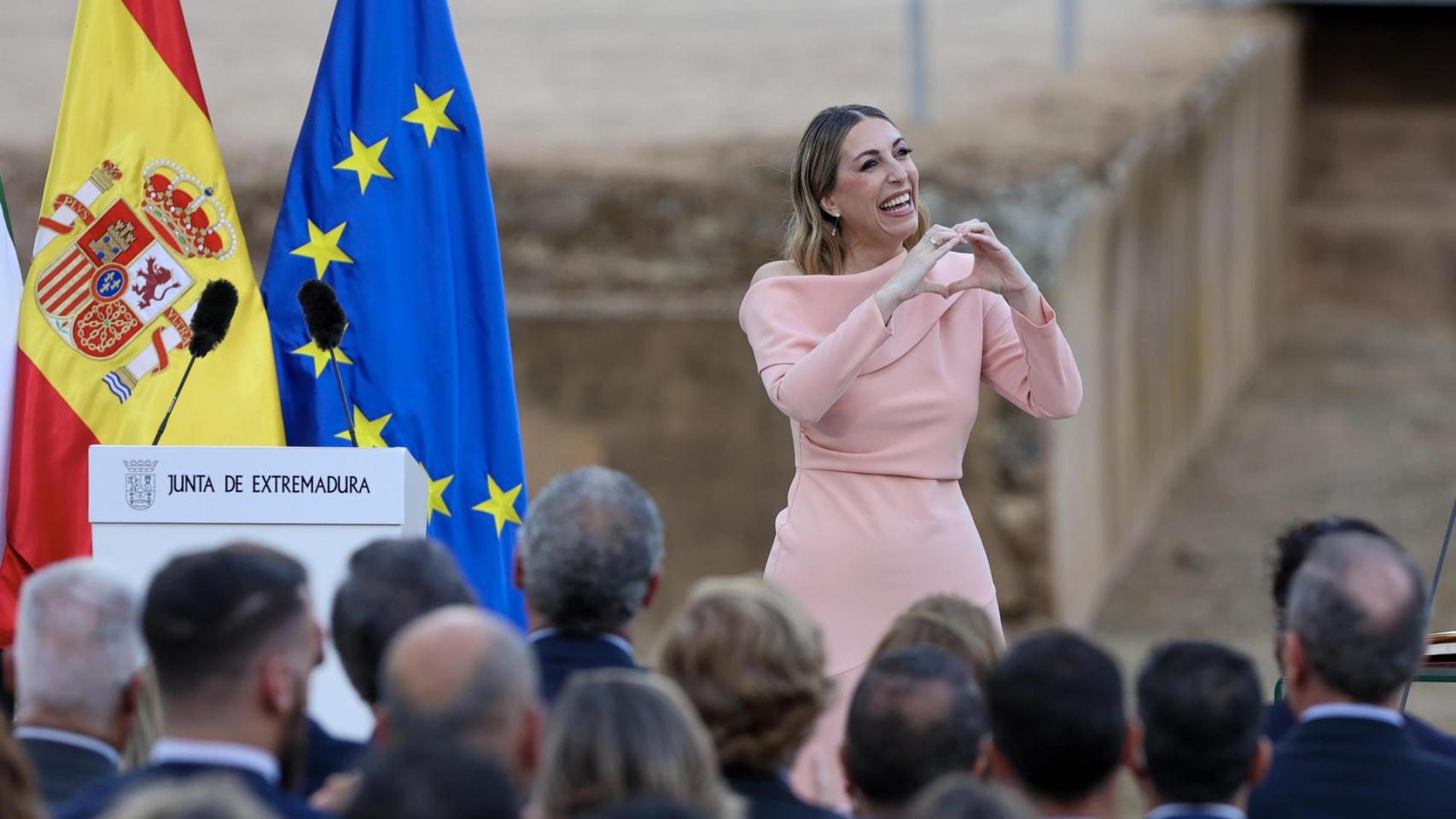 Guardiola carga en su toma de posesión contra "los muros" y garantiza con el 'corazón' que habrá "derechos sin vaivenes"