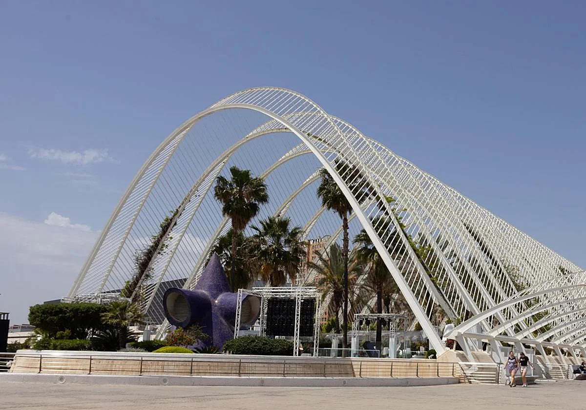 Vecinos de la Ciudad de las Artes preparan una querella ante la reapertura de la terraza de L'Umbracle