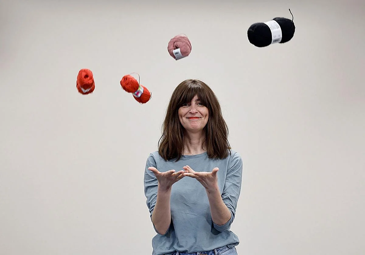 Tejer en el hospital: la propuesta de una malagueña para calmar las esperas del cáncer