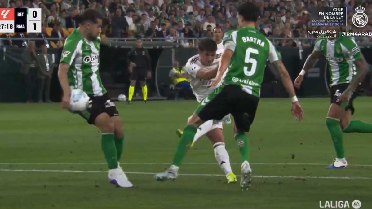 Real Madrid TV apunta al árbitro: "La mano metida en la cartera"