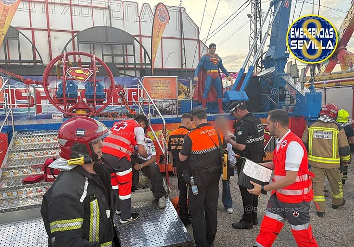 Accidente en la Feria de Sevilla: la rotura de una atracción deja cuatro heridos, entre ellos dos niños suspendidos en el aire