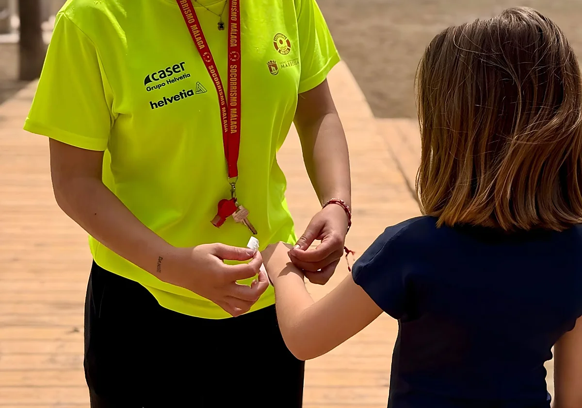 Marbella mejora la seguridad en las playas con un sistema de pulseras identificativas