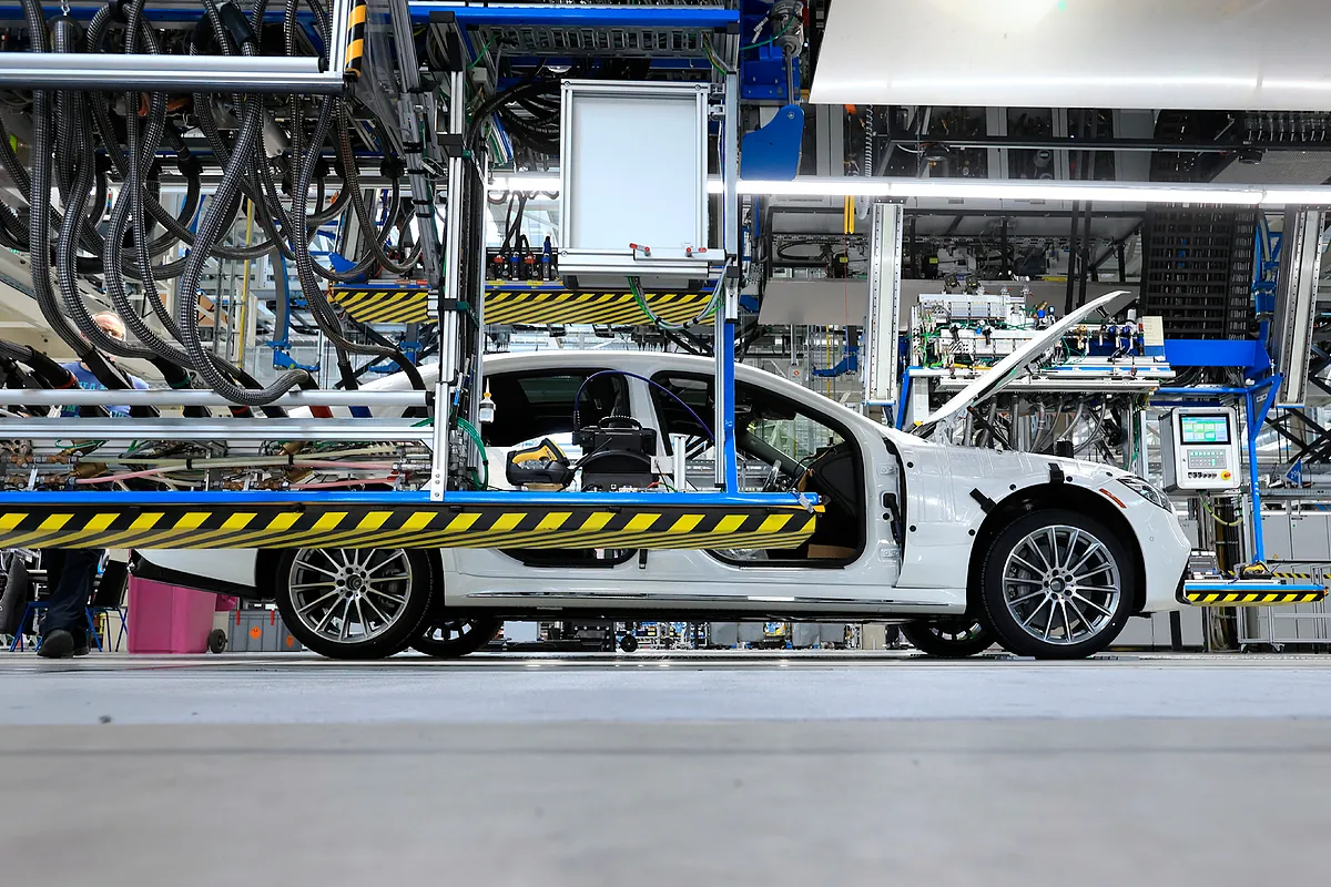 Coches de combustión en 2035: la 'letra pequeña' que supone la práctica desaparición de la gasolina y el diésel en Europa