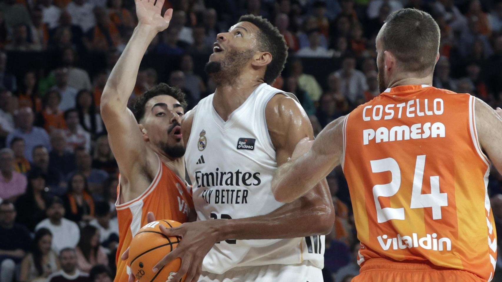 El Real Madrid refuerza su liderato en la Liga Endesa con la victoria ante el Valencia Basket en una segunda parte colosal