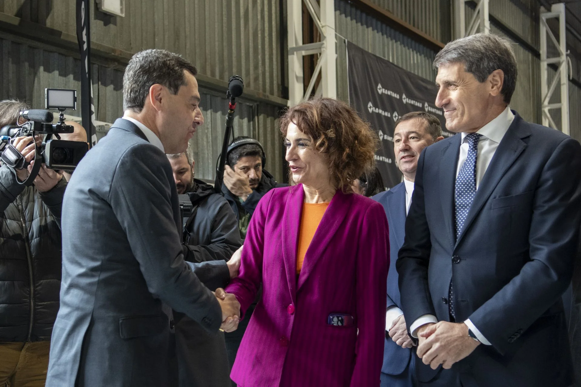 Moreno se afana en encapsular su campaña mientras Montero se encomienda a Sánchez