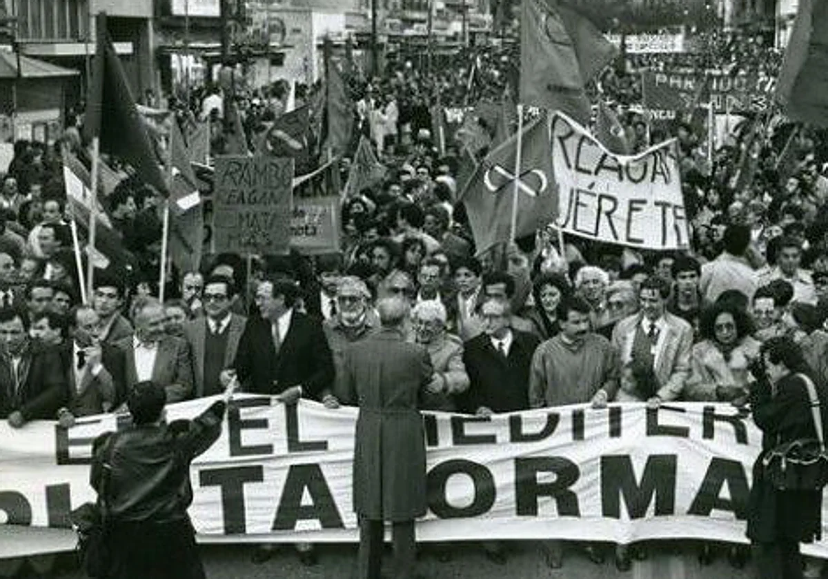 Del 'no a la OTAN' a La Moncloa, las siete vidas de Izquierda Unida