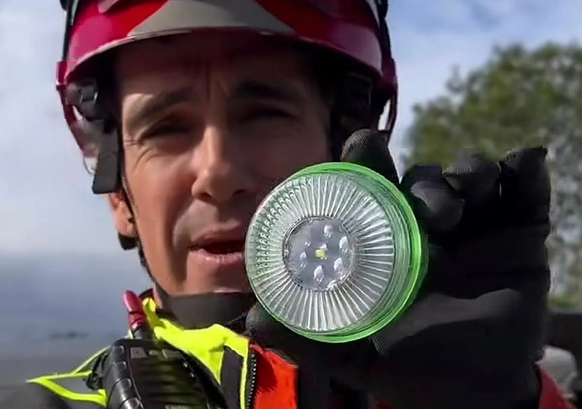 Firefighter's viral video warns motorists of risks of new V-16 beacon, soon to be obligatory in Spain
