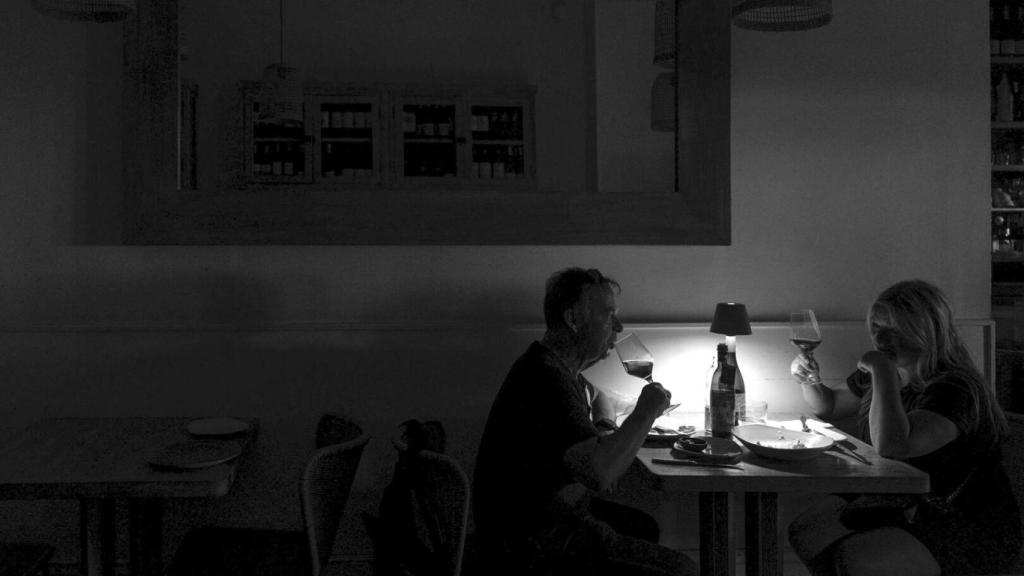 Un año después del Gran Apagón, los españoles siguen en las tinieblas