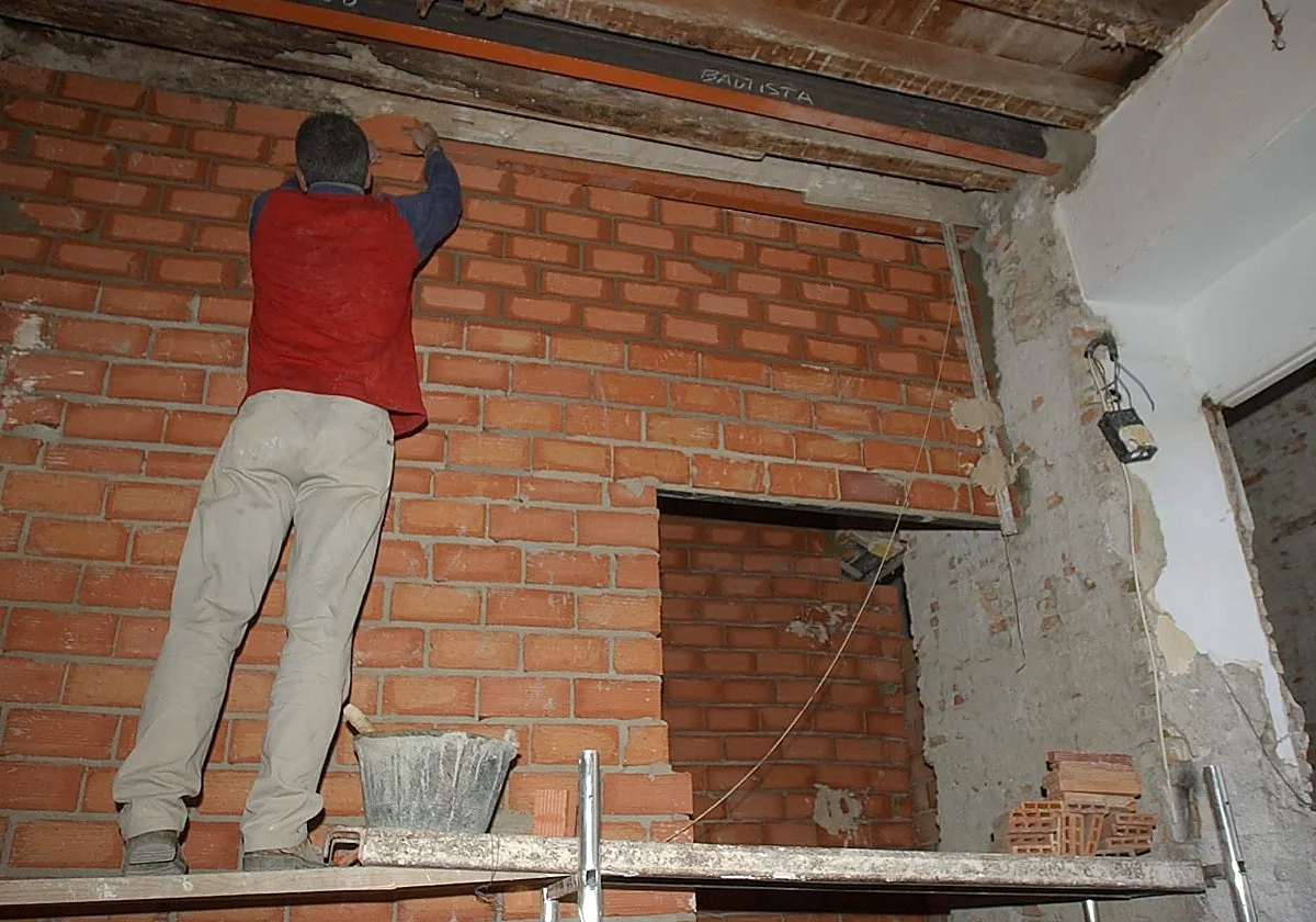 Acusan a un chapuzas de fingir ser constructor y hacer una casa inhabitable en Granada