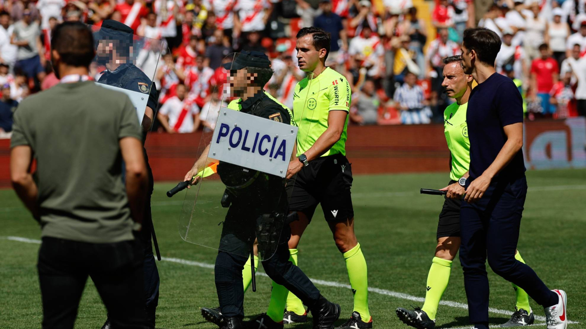 Truenos en Vallecas: el acta desvela el insulto de Isi, la policía identifica a Cobeño, lío en el palco, Fran Soto...
