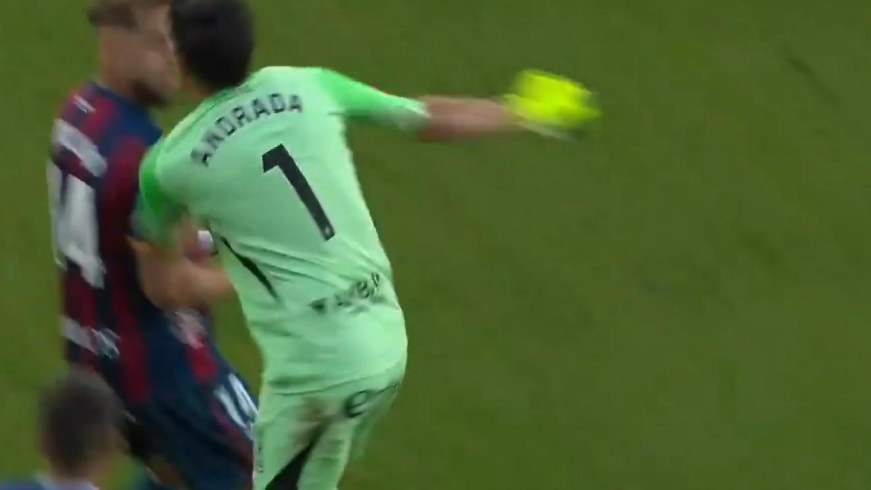 Brutal agresión de Andrada, portero del Zaragoza, al capitán del Huesca en el derbi aragonés
