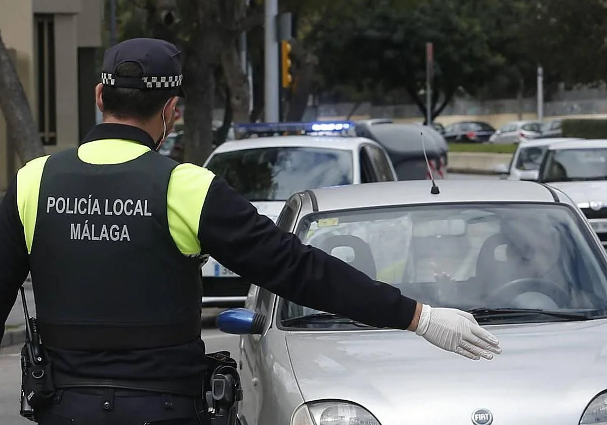 Detenido en Málaga por provocar daños y robar en el interior de ocho vehículos