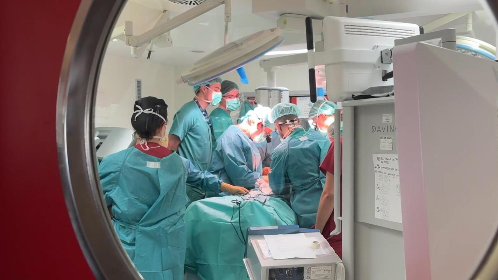 Hito en La Paz: realiza la primera reconstrucción de pecho con robot en España a base de tejido abdominal