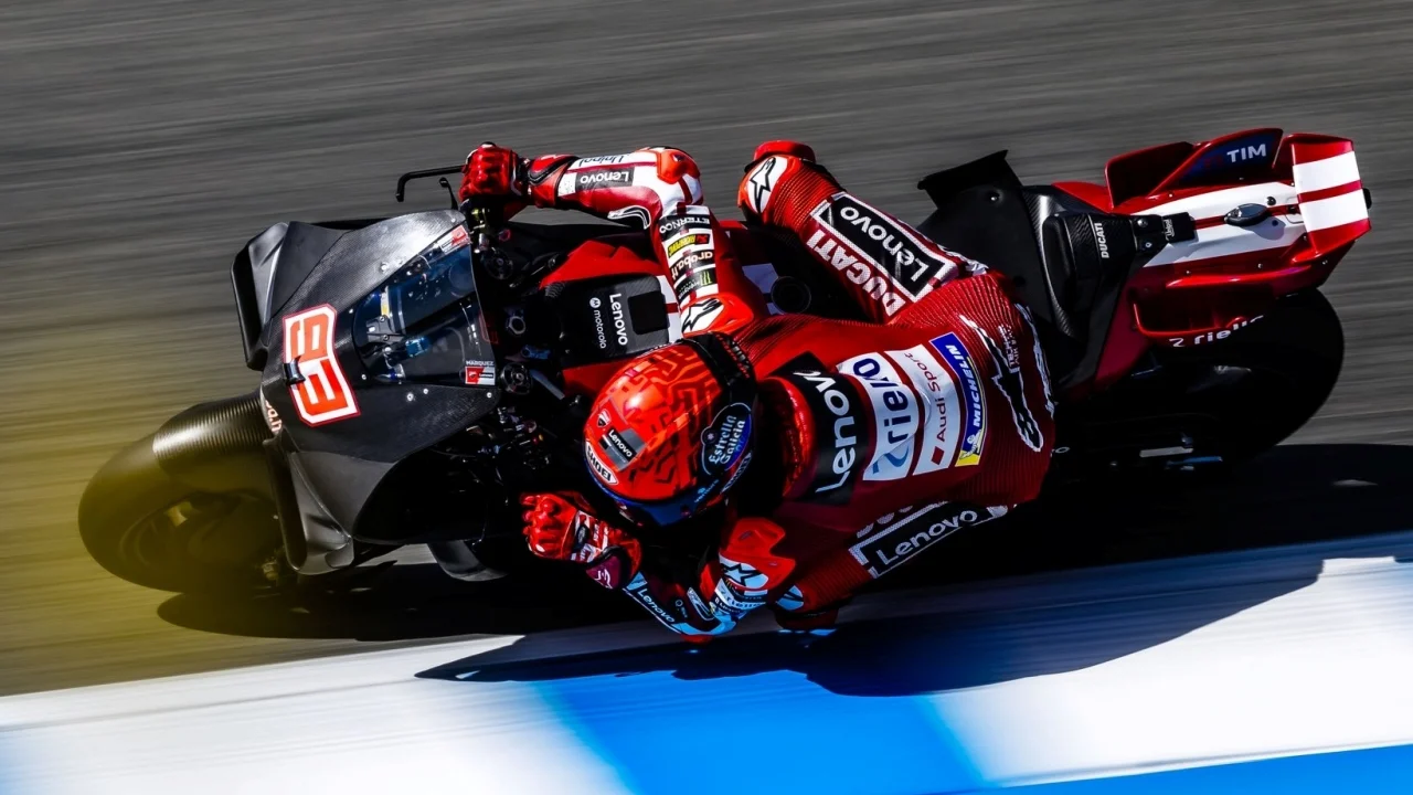 Marc Márquez se defiende de las ‘acusaciones’ de Bagnaia y Di Giannantonio: “Yo no digo la dirección de la moto, solo su reacción”