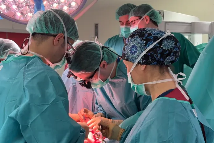 El Hospital La Paz realiza la primera reconstrucción mamaria asistida por robot en España