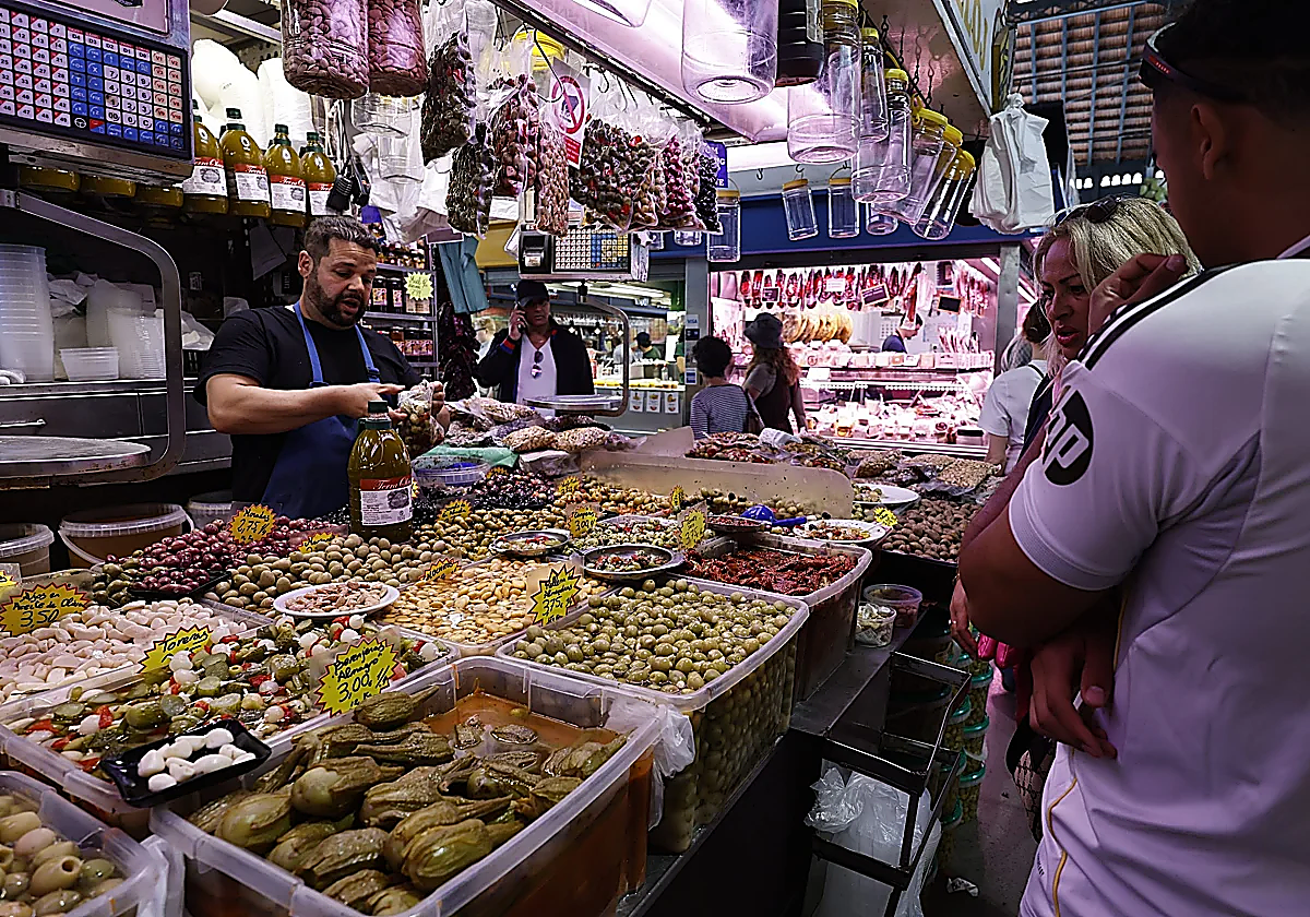 Malaga's Atarazanas market traders vote on whether to open afternoons